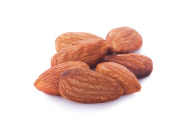 Badem fıstığı beyaz arka planda izole edilmiş