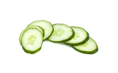 salatalık dilim, beyaz bir arka plan üzerinde izole