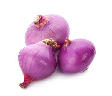 Beyaz arka planda pişirmek için soğan dilimleri.