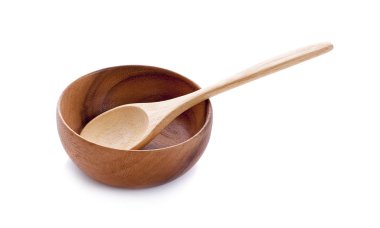 Ahşap kase ve tahta kaşık beyaz arka planda