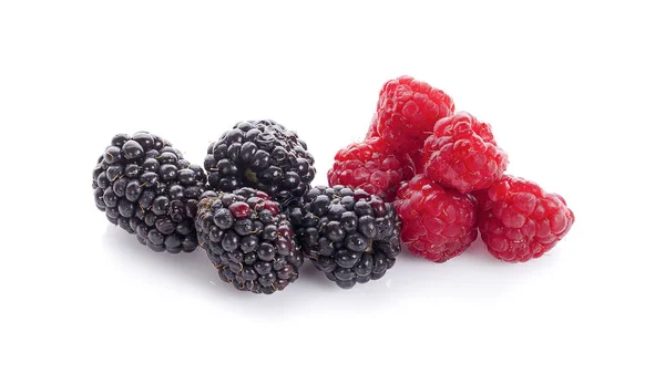 树莓和黑莓 白色的孤立的背景 — 图库照片