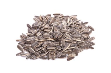Beyaz arkaplanda izole edilmiş ayçiçeği tohumları