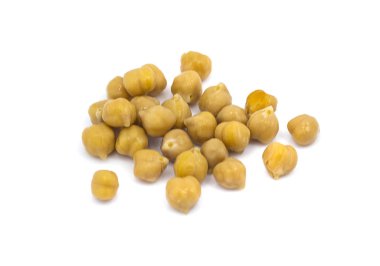 Beyaz arka planda izole edilmiş kuru organik nohutlar.