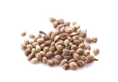 Beyaz arkaplanda kenevir tohumu yığını