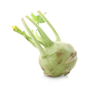 İzole edilmiş beyaz arka planda yeşil yapraklı taze kohlrabi.