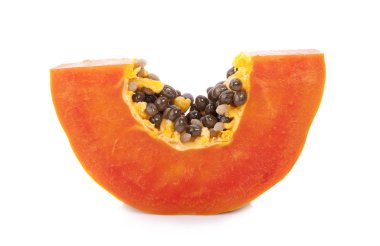 Beyaz arkaplanda izole edilmiş bir papaya dilimi.