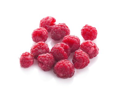 Beyaz arka plan üzerinde izole ahududu meyve