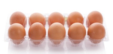 yumurta beyaz zemin üzerine izole tepsi