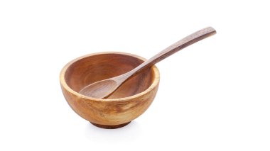 Ahşap kase ve tahta kaşık beyaz arka planda