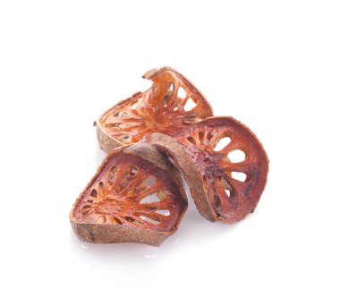Beyaz zemin üzerinde kuru Bael Meyve Çayı (Aegle marmelos) izole