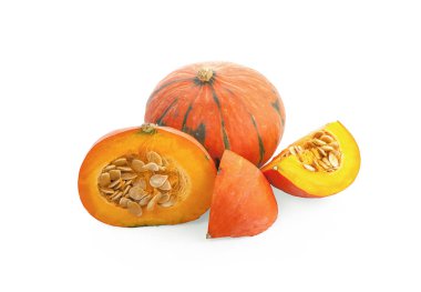 Dilimlenmiş balkabağı beyaz arkaplanda izole edilmiş