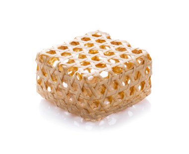 El yapımı dokuma bambu sepet beyaz arka plan üzerinde izole