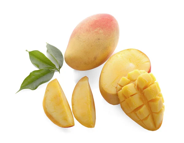 Fetta Mango Con Foglie Verdi Isolate Fondo Bianco Vista Dall — Foto Stock