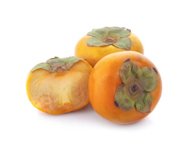 Tropikal meyve Trabzon hurması. Kaki beyaz arka plan üzerinde yaprakları ile.