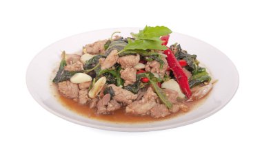 Beyaz tabakta domuz kıyması ve fesleğenle kızartılmış. (Ka Prao Moo)