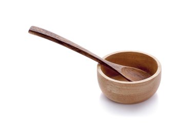 Ahşap kase ve tahta kaşık beyaz arka planda