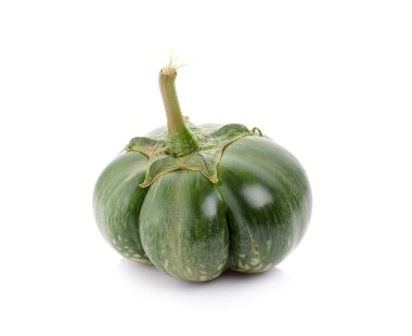 Tayland patlıcan ya da beyaz arka planda sarı yaban mersinli itüzümü Tayland patlıcanlı sebze