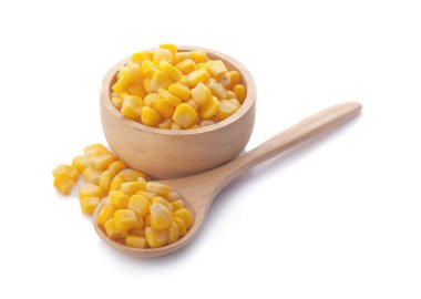 Tahta kasede tatlı mısır ve beyaz arka planda izole kaşık