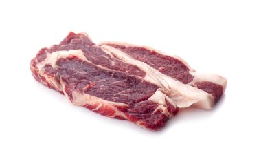 Beyaz arka plan üzerinde izole taze domuz domuz eti dilimleri.