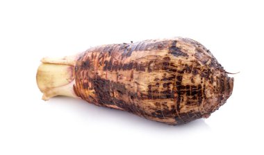 Tatlı taro kök, Satoimo patates veya beyaz arka plan üzerinde izole Taro (Yautia Lila) dilimlenmiş