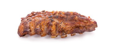 Lezzetli baharatlı Marine yedek kaburga ızgara üzerinde beyaz bir arka plan üzerinde mangalda bölümlerini