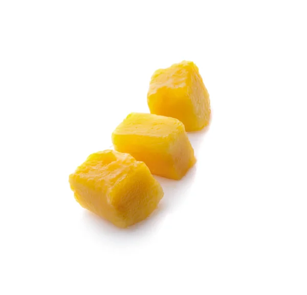 Beyaz Arkaplanda Izole Edilmiş Mango Küp Dilimleri — Stok fotoğraf