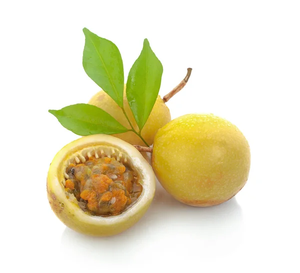 Tutku meyvesi beyaz arkaplanda izole