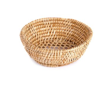 İzole edilmiş beyaz arkaplanda sepet hasır.