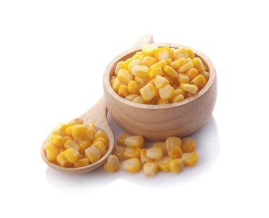 Tahta kasede tatlı mısır ve beyaz arka planda izole kaşık