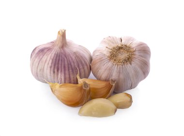 Beyaz arkaplanda sarımsak izole edilmiş.