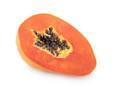 Beyaz arka planda tatlı papaya dilimleri