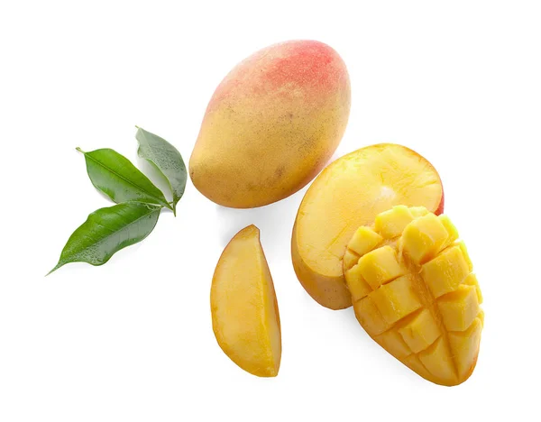 Beyaz Arka Planda Yeşil Yapraklı Mango Dilimi Üstteki Görünüm — Stok fotoğraf