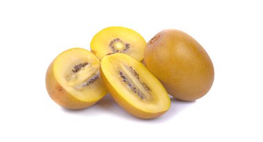 Beyaz arka planda altın kivi meyvesi