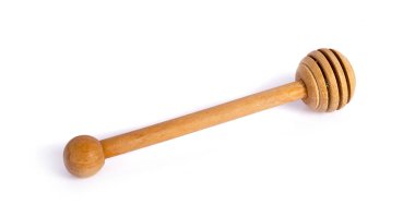 Beyaz arka planda izole edilmiş tahtadan yapılmış ballı şeker ya da kaşık. 