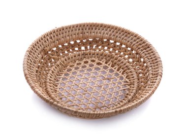 İzole edilmiş beyaz arkaplanda sepet hasır