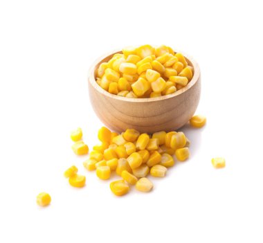 Beyaz arka planda izole edilmiş tahtadan kasede tatlı mısır.