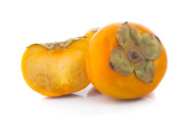 Tropikal meyve Trabzon hurması. Kaki beyaz arka plan üzerinde yaprakları ile