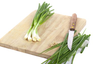 Tahta üzerinde doğranmış taze soğan.