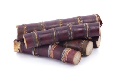 Beyaz izole zemin üzerinde şeker kamışı ve kahverengi şeker