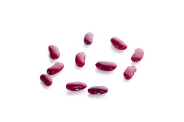 Beyaz zemin üzerinde kırmızı fasulyeler izole