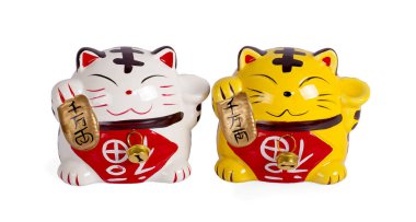 Seramik bebek Japon, şanslı kediyi selamlıyor. (Maneki Neko): Japonca karakterler iyi şans veya servet anlamına gelir