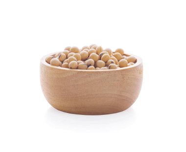 Beyaz arka plan üzerinde izole bir ahşap kase soya