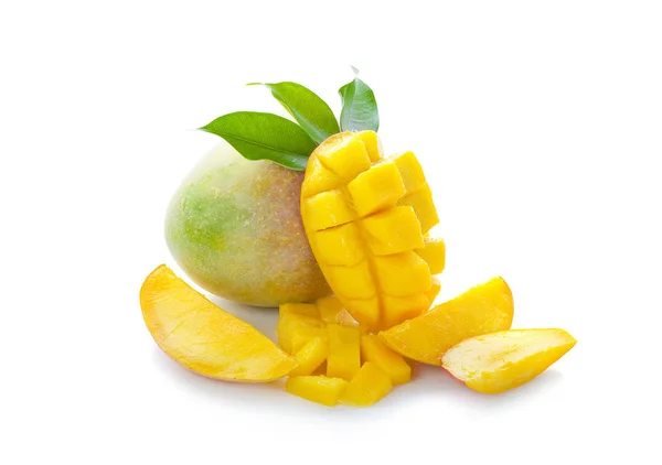 マンゴーの果実マンゴーキューブとスライス 白い背景に隔離された — ストック写真