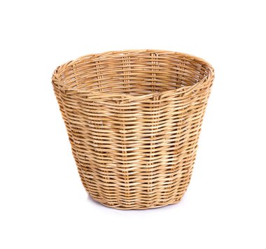 Boş hasır sepet beyaz arkaplanda izole edildi 