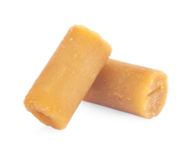 Palm şeker veya Jaggery beyaz arka plan üzerinde