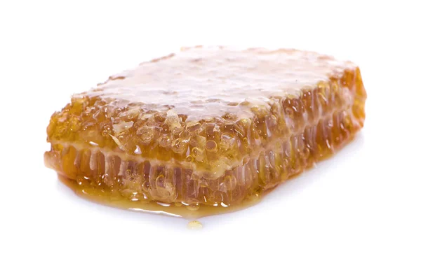 ハニカムピース 白い背景に隔離された蜂蜜のスライス — ストック写真