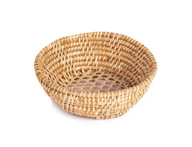 İzole edilmiş beyaz arkaplanda sepet hasır.