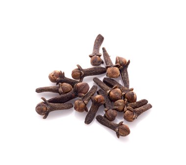 beyaz arkaplanda kuru karanfiller