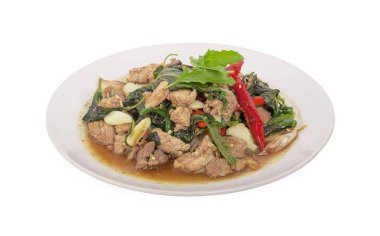  Fesleğen soslu tavada kızartılmış domuz eti tabak içinde bırakır