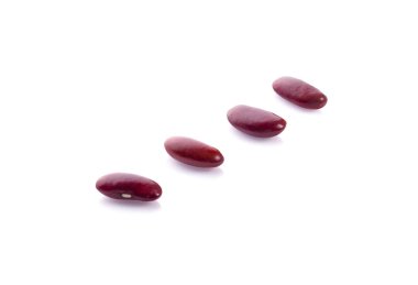 Beyaz zemin üzerinde kırmızı fasulyeler izole 